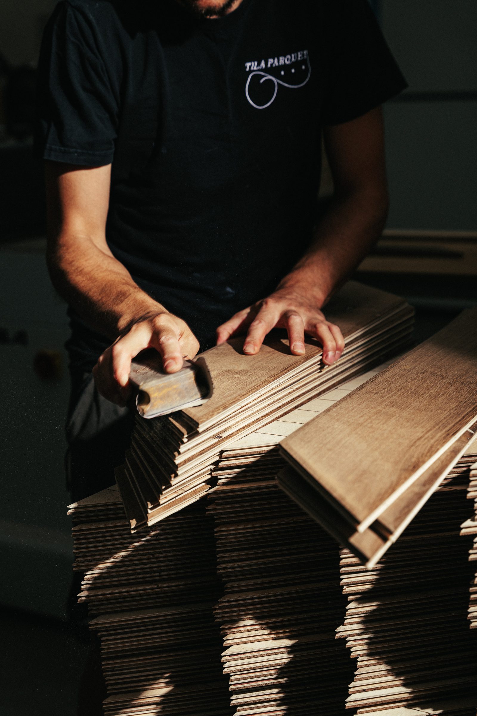 Artigiano seleziona le doghe di parquet in rovere