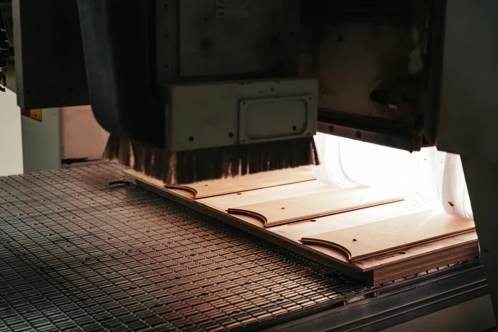 Centro di lavoro con pannello di parquet in lavorazione