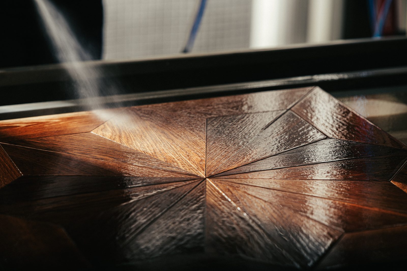 Finitura di una superficie di parquet a disegno