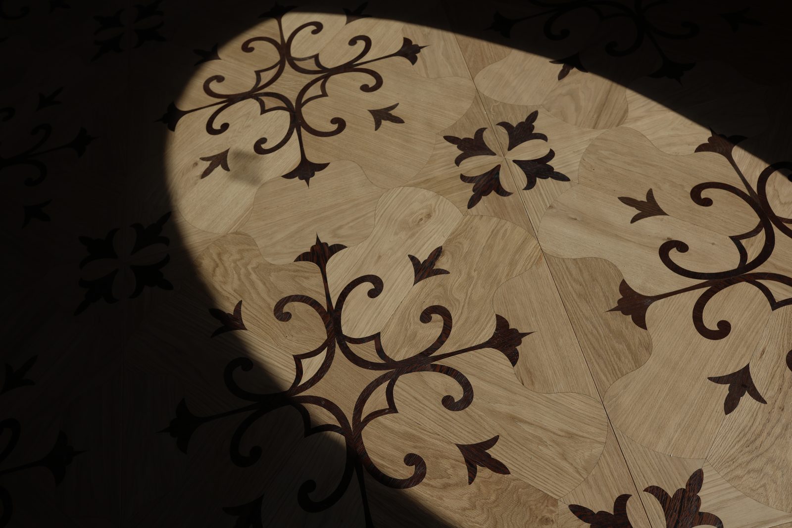 Parquet in rovere con intarsio arabesco a decoro ovale