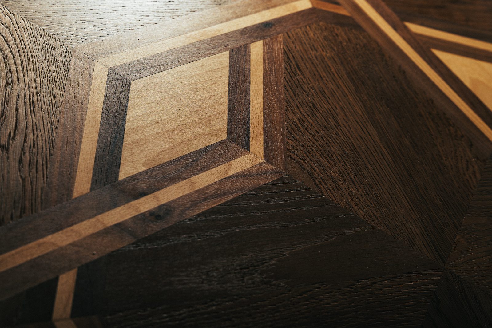 Intarsio di bordo su parquet su misura