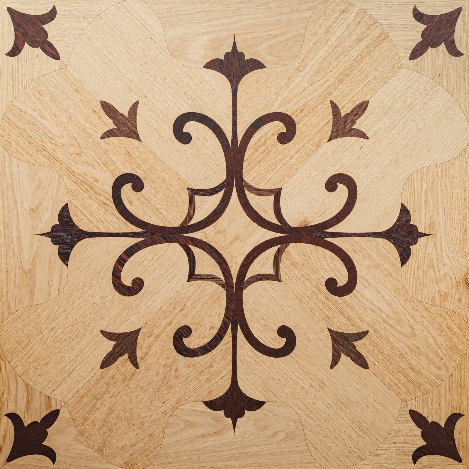 Intarsio decorativo su parquet in rovere con motivo arabesco