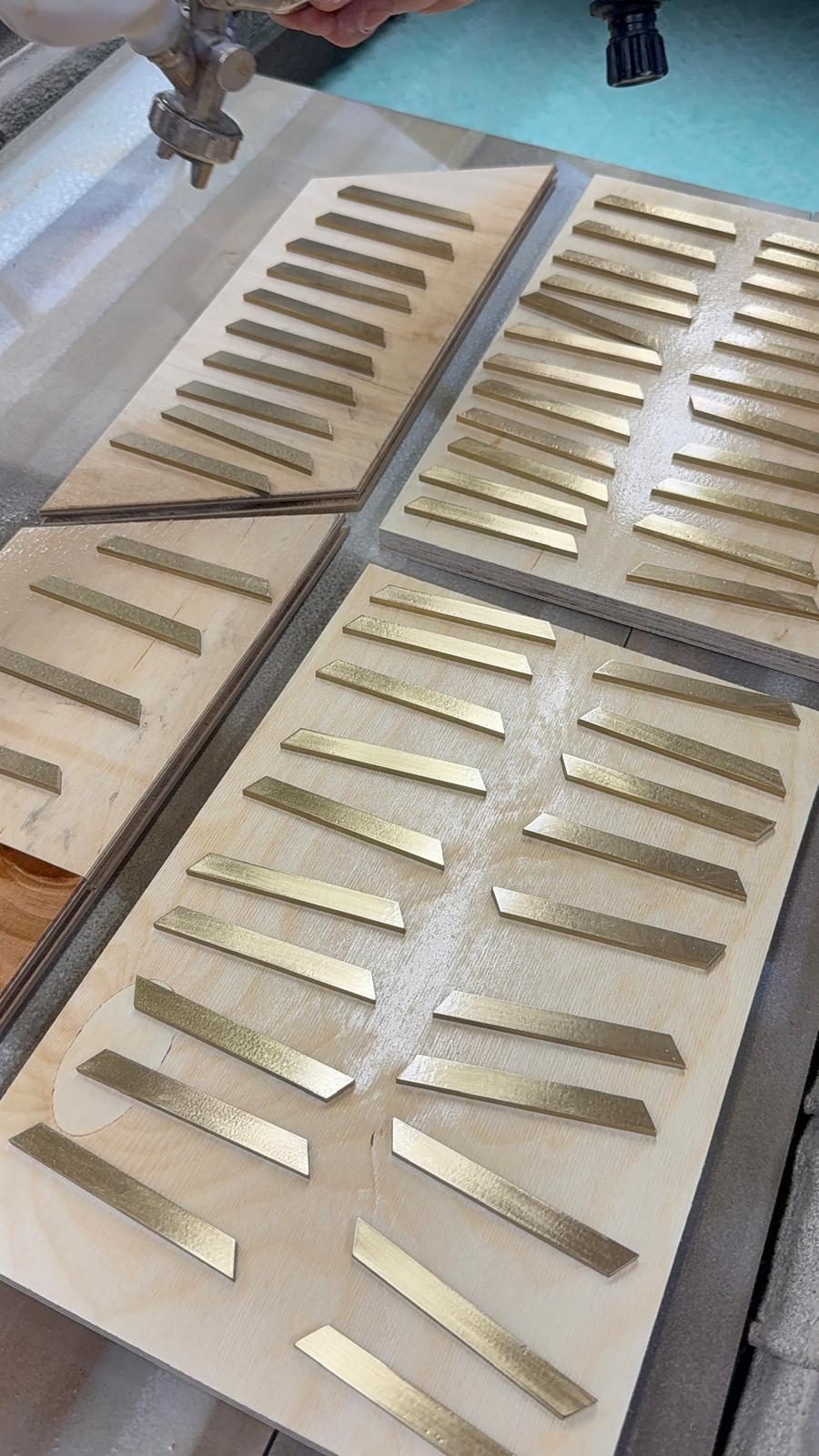 Lavorazione di pannelli in legno intagliati