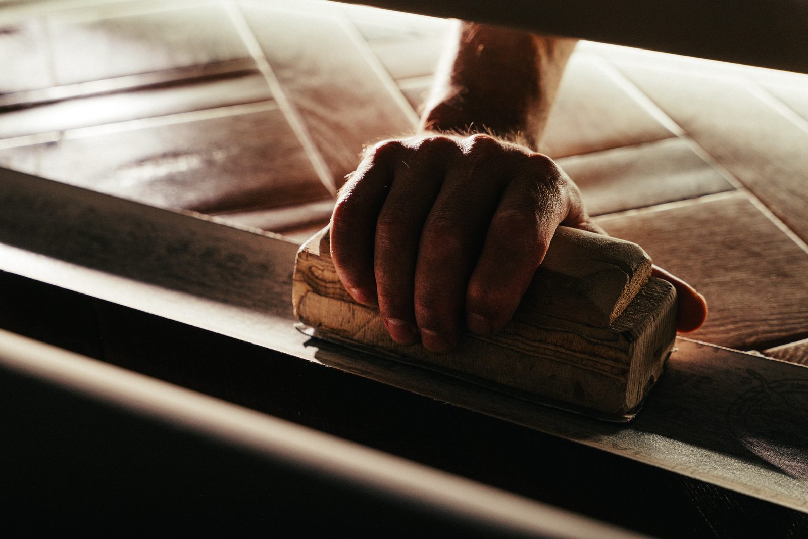 Levigatura manuale di una superficie in legno