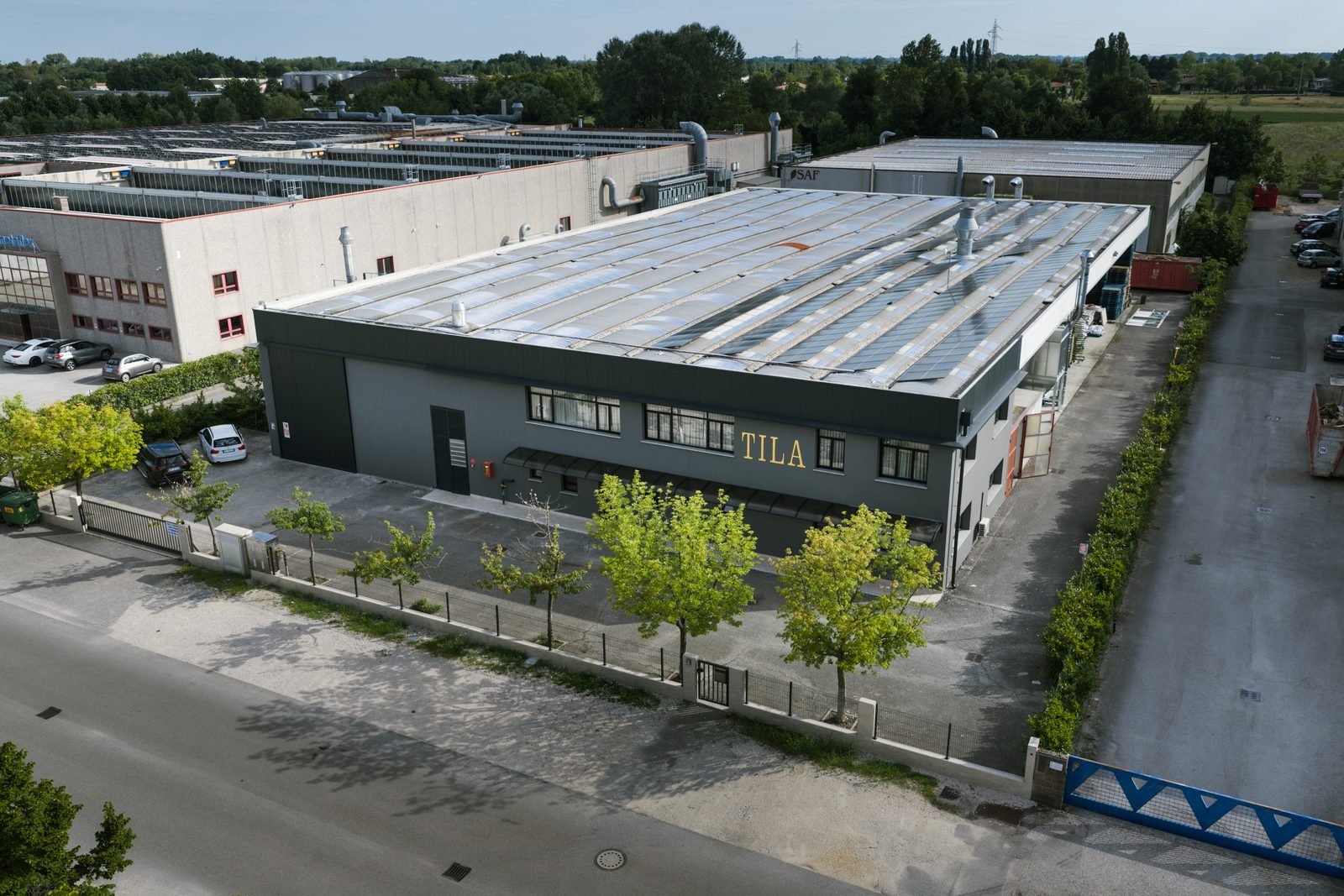 Veduta aerea della manifattura italiana di parquet TILA in Friuli