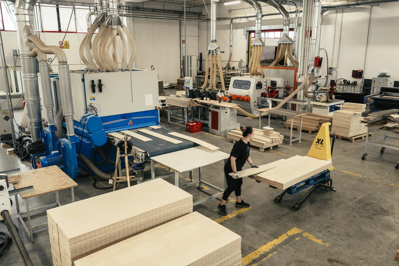 Reparto produttivo della manifattura italiana di parquet TILA