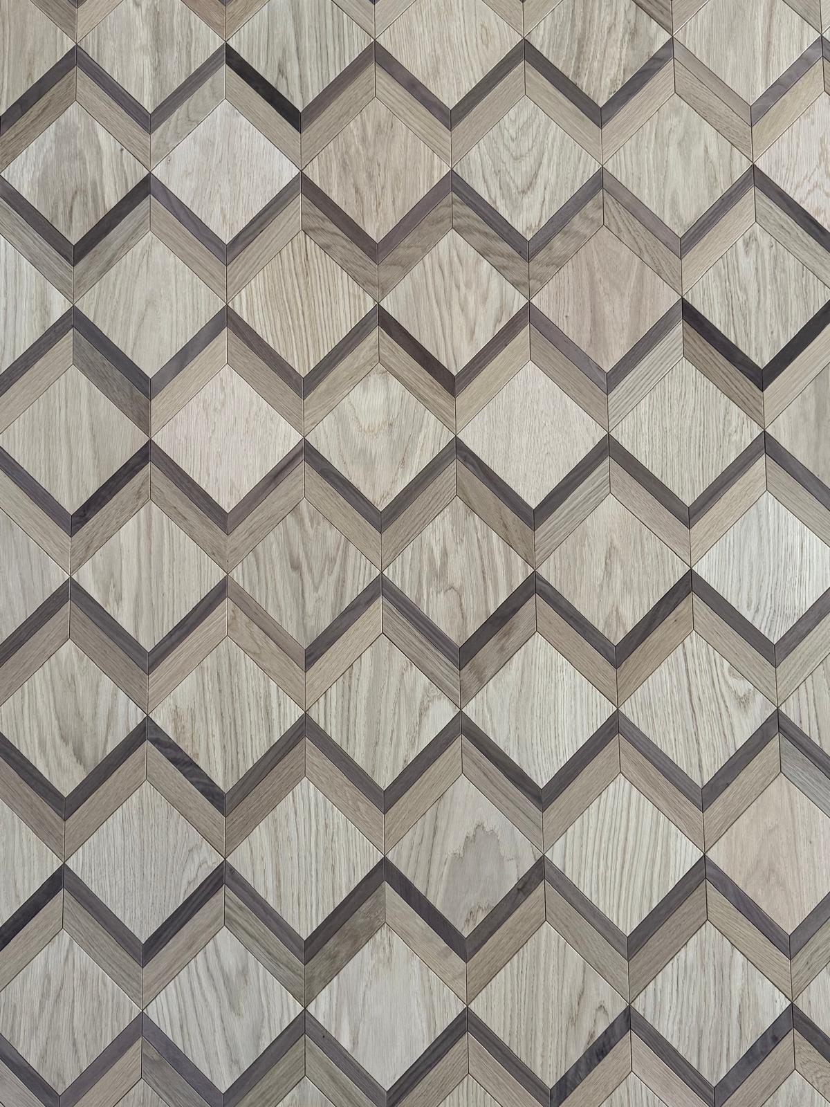 Parquet chevron con intarsi in essenza chiara