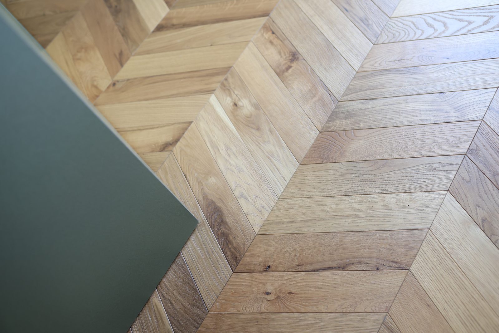 Dettaglio di parquet chevron in rovere in un interno contemporaneo