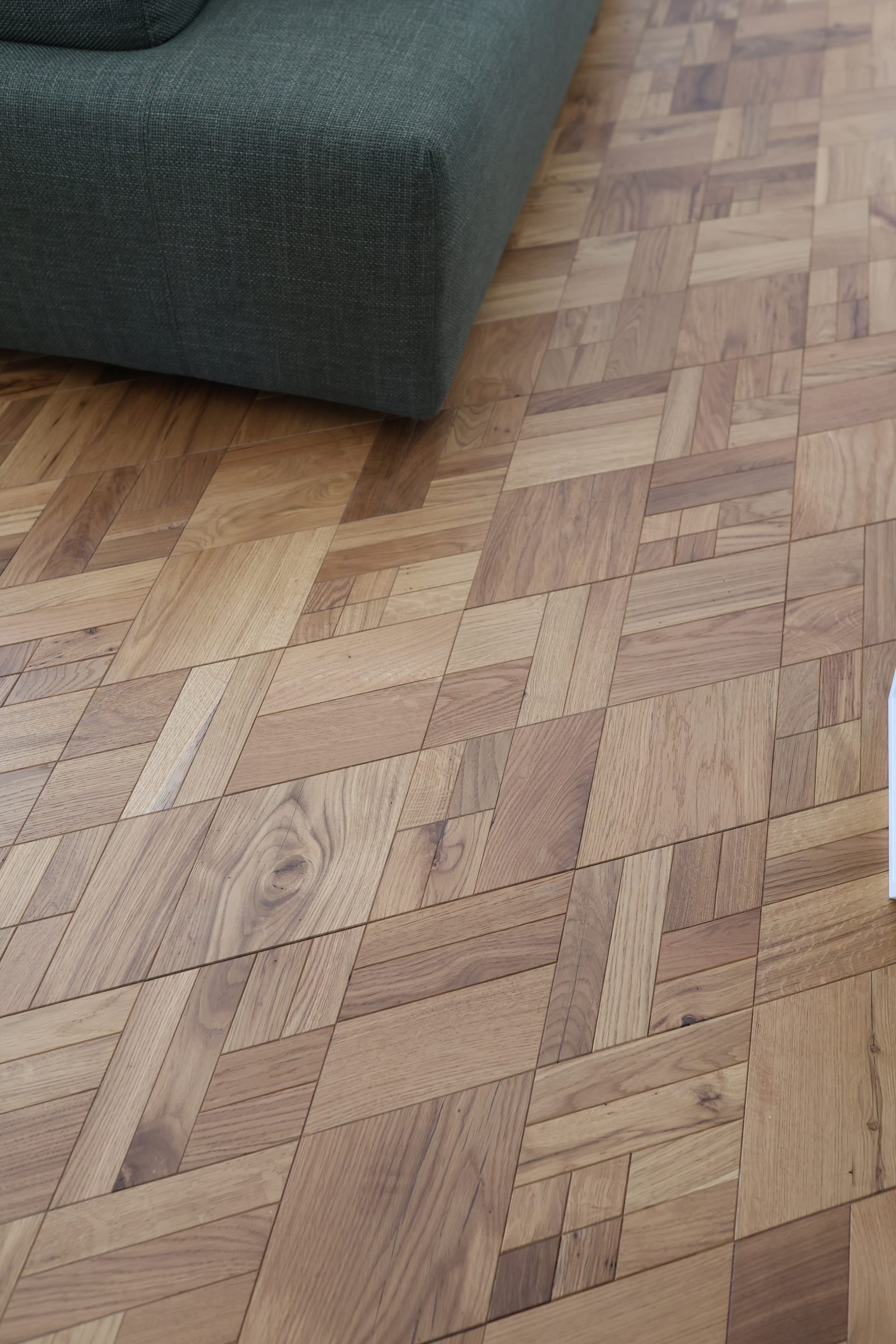 Parquet a quadrotti con disegno a intreccio posato in ambiente