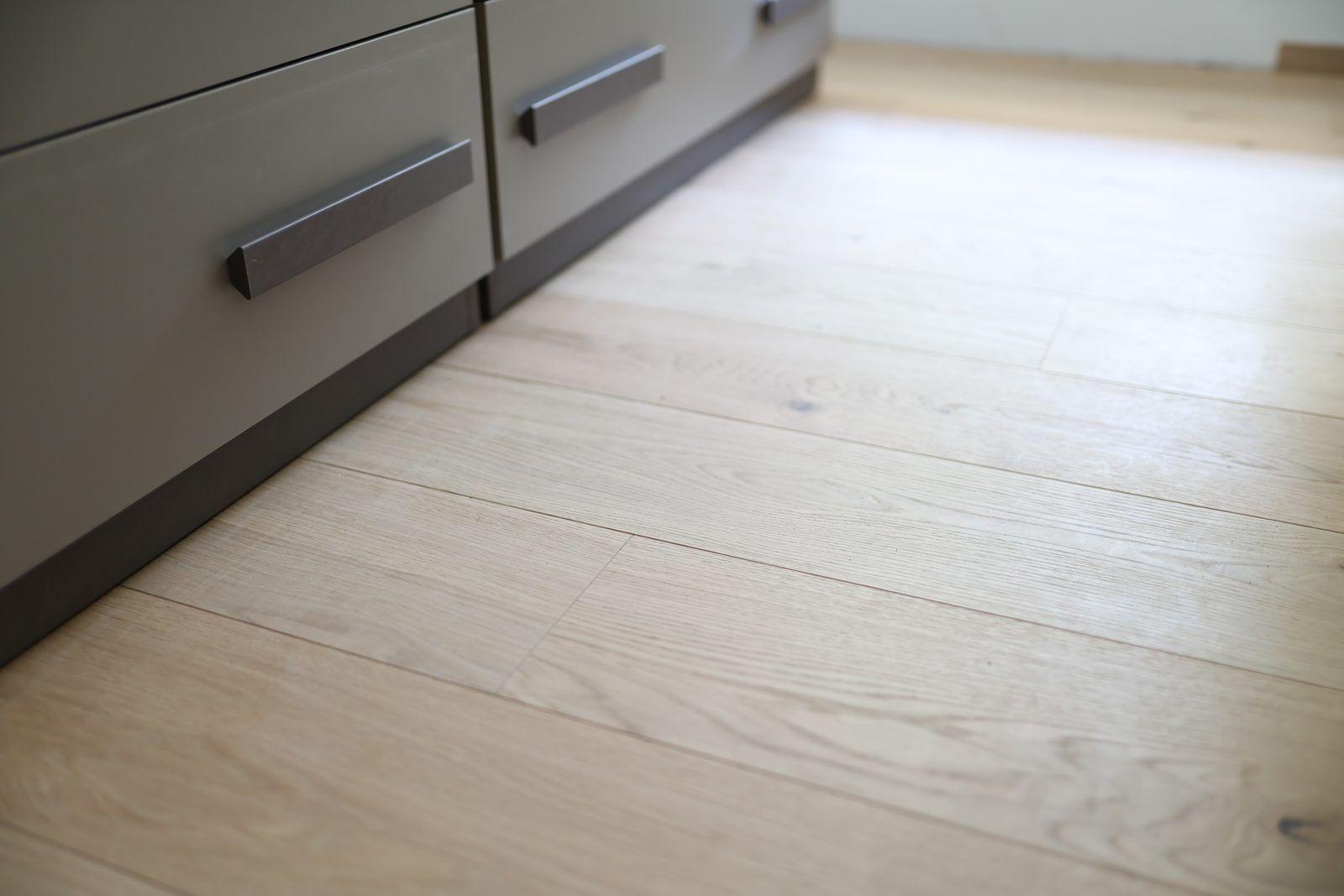 Parquet in rovere chiaro posato in una cucina
