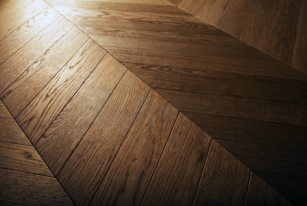 Parquet a spina chevron in rovere naturale, dettaglio della posa