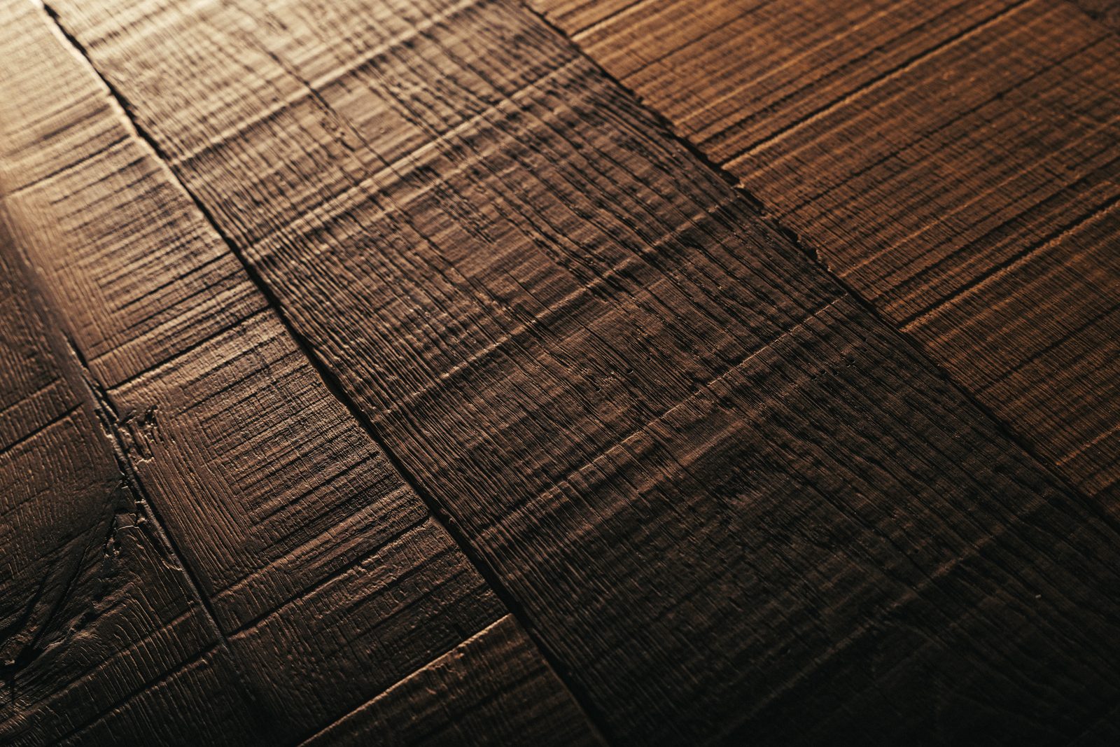 Parquet a spina di pesce in rovere scuro