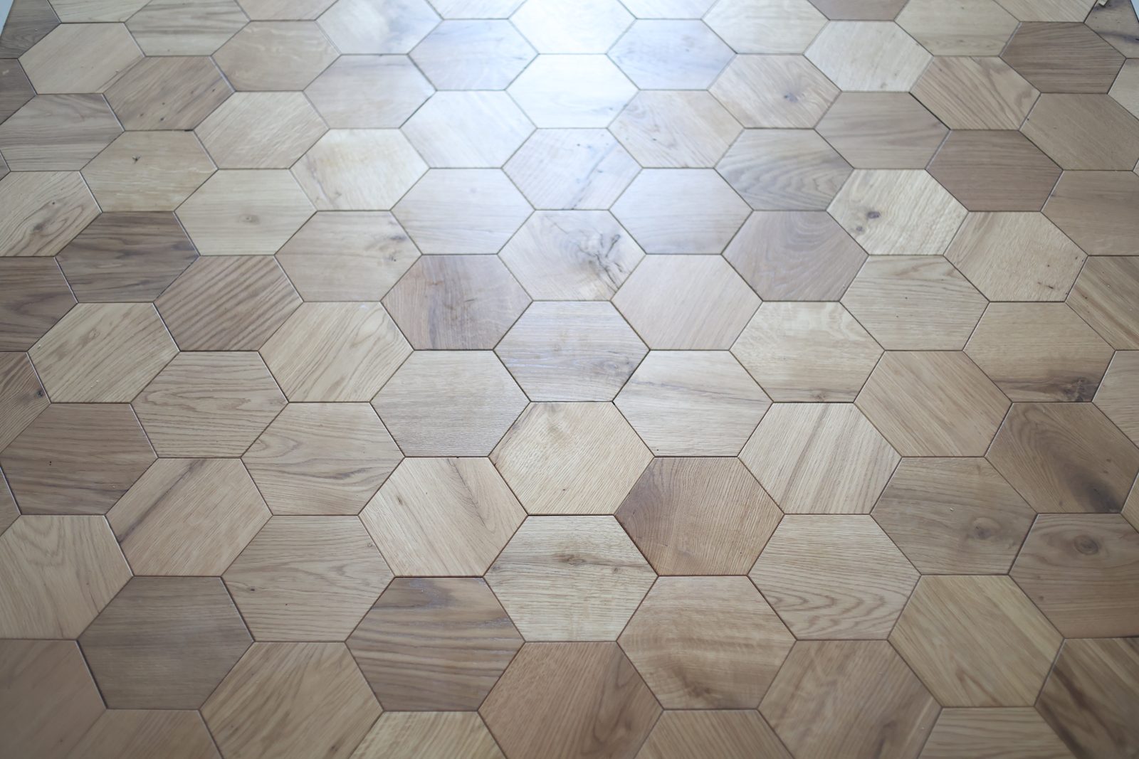 Pavimento esagonale in rovere posato in ambiente