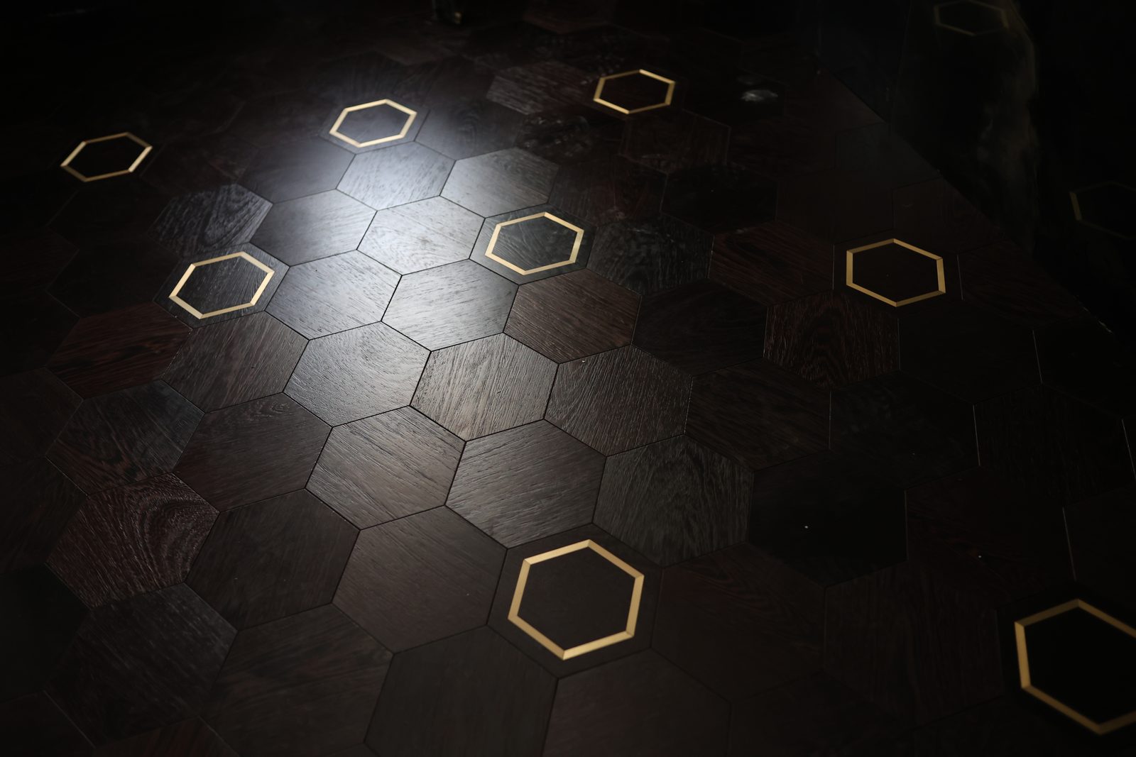 Pavimento in rovere con moduli esagonali e intarsi in ottone