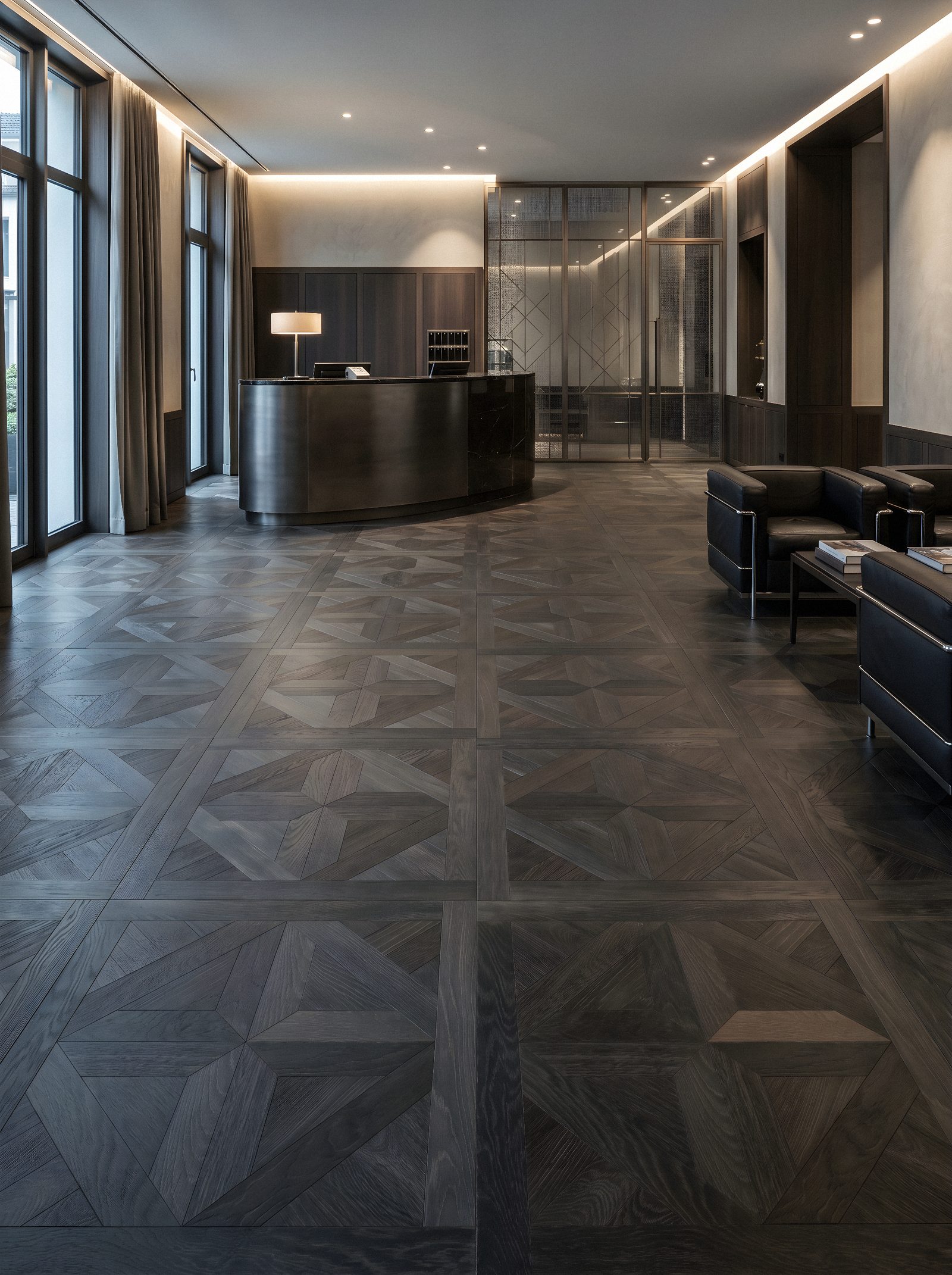 Pavimento geometrico scuro nella hall di uno spazio hospitality