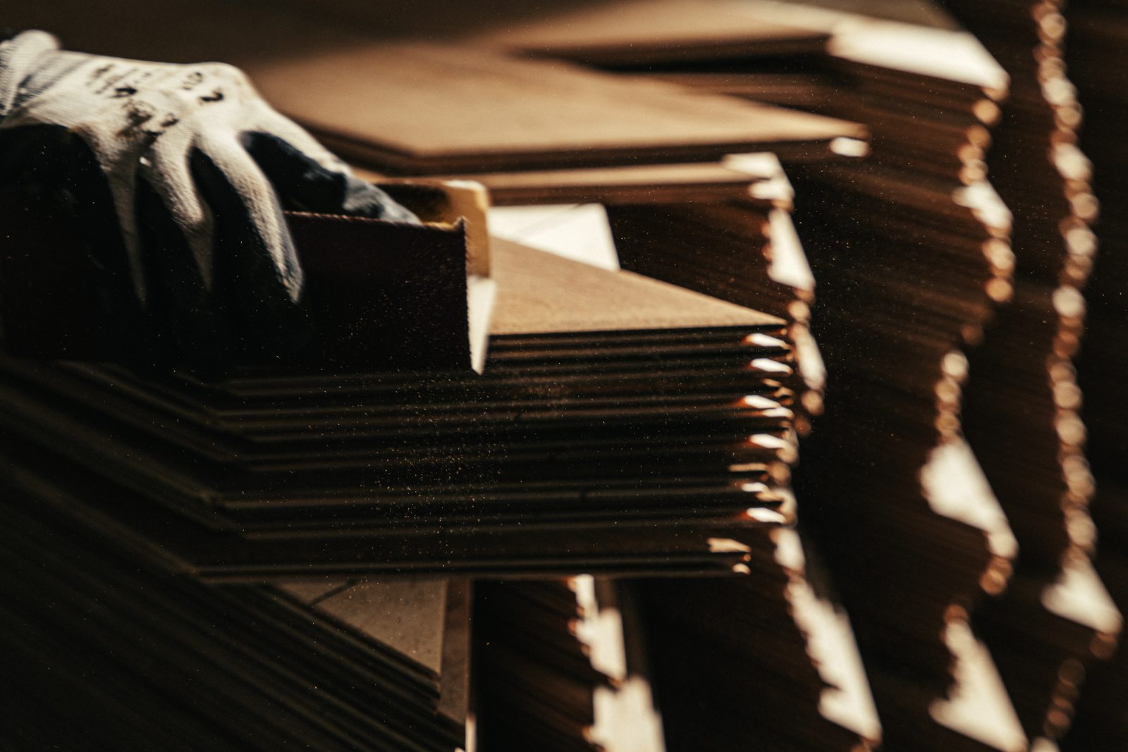 Plance di legno impilate pronte per la lavorazione del parquet