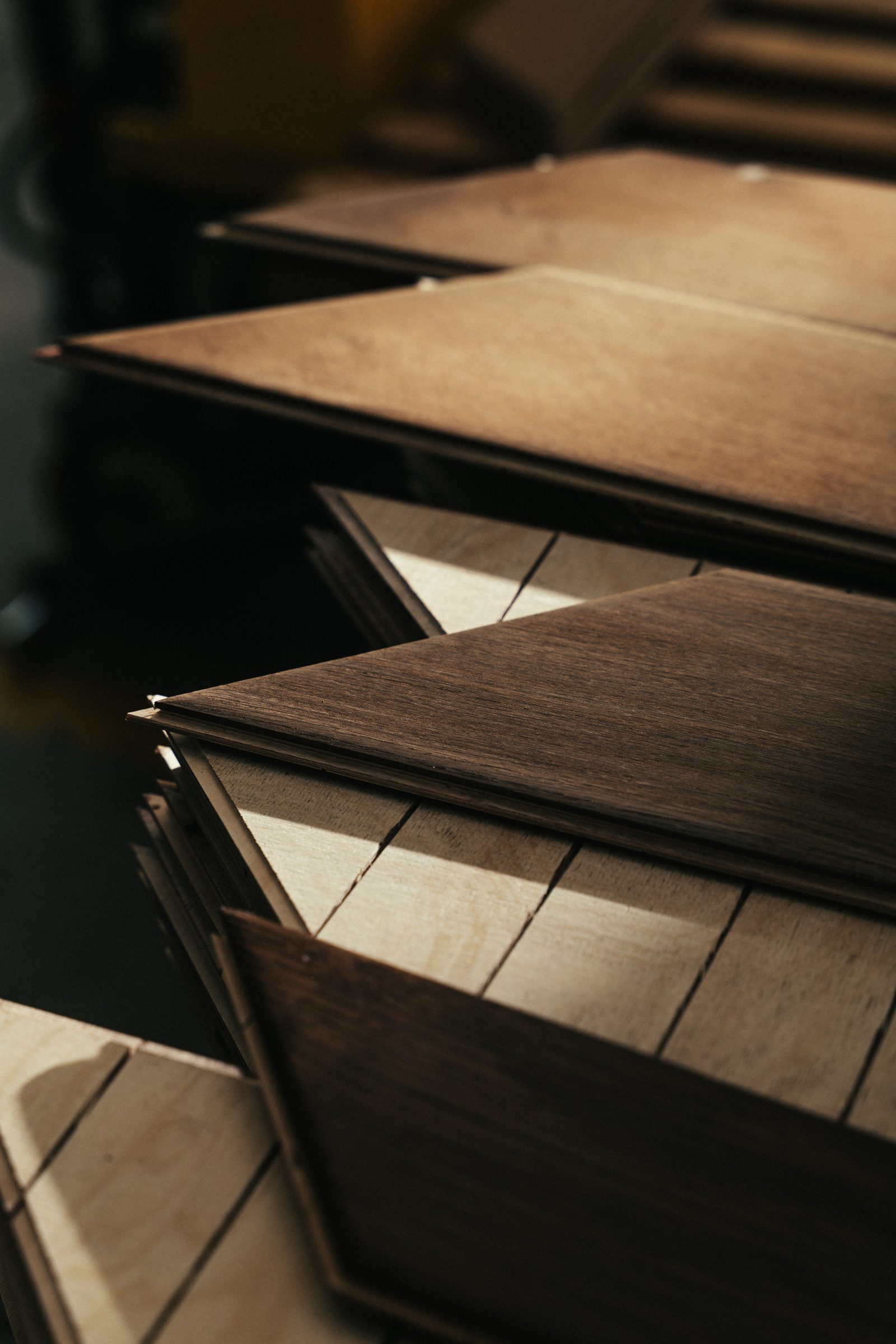 Plance in rovere certificato FSC impilate in magazzino