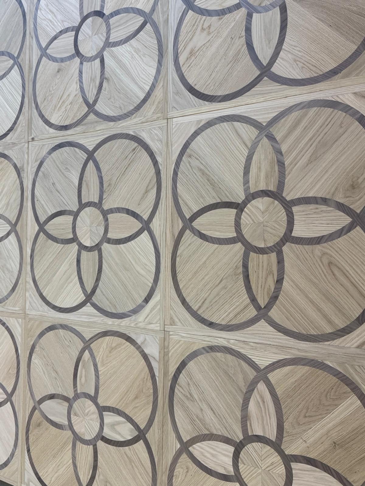 Quadrotte in rovere con decoro floreale